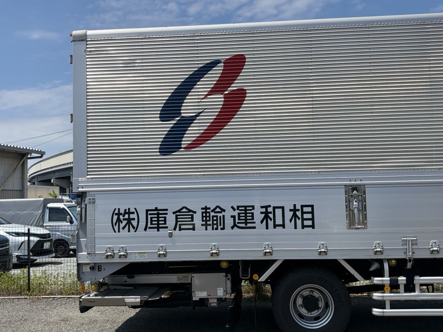 相和運輸倉庫のトラック